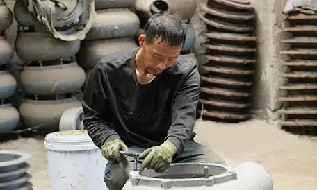 Chenma worker assembling pump equipment