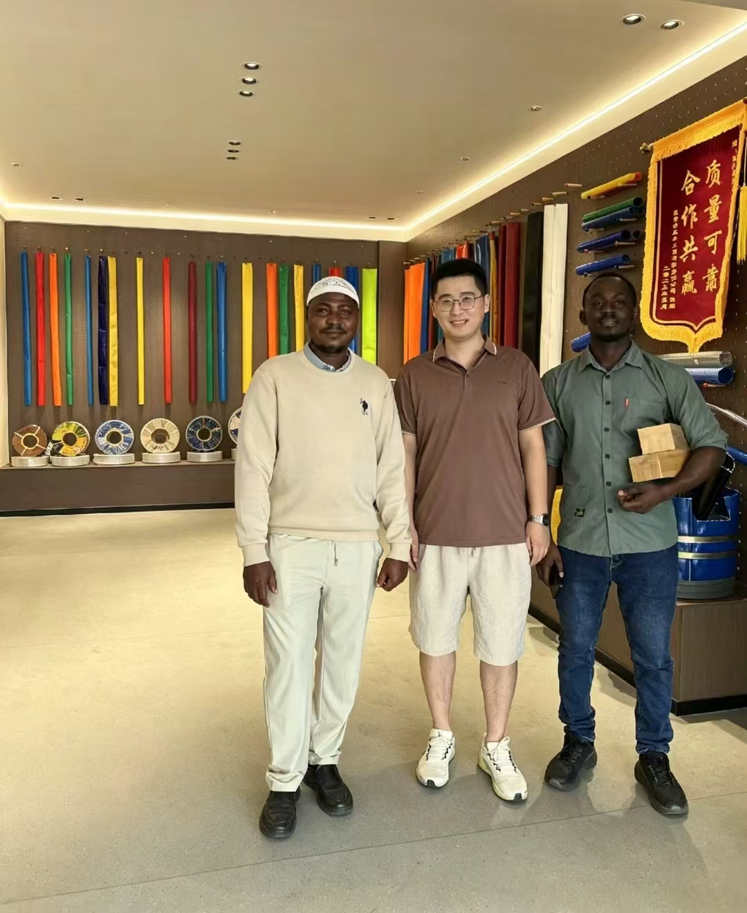 Long-term African customers visit Machen Machinery factory and review mining hose samples